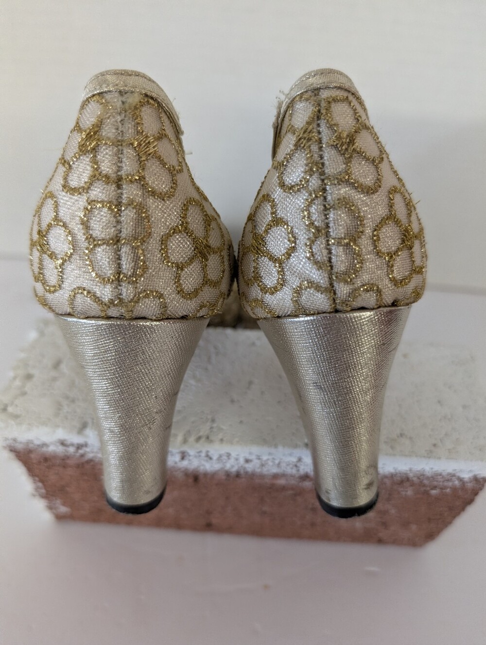 Vintage Shoes Gold Mesh Mid-Heel Pumps - Women's Dress Shoes Sz 7 - Picture 2 of 10
